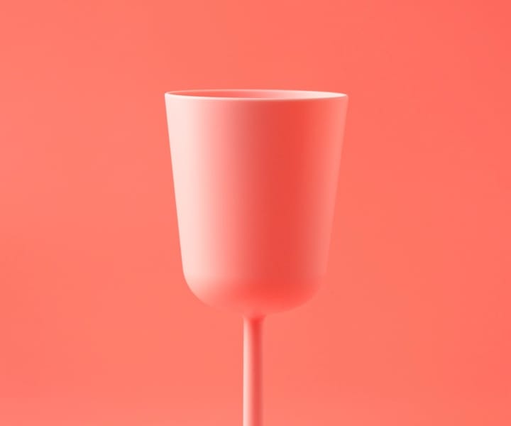 image d'un verre à pied rose sur un fond de même couleur